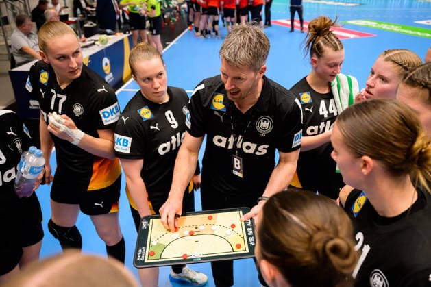 Handball, Frauen: EM-Qualifikation, Deutschland - Belgien, 2. Runde, Gruppe 3, 6. Spieltag Trainer Markus Gaugisch (Deutschland) in der Auszeit mit der Taktiktafel Hamm Westpress Arena Nordrhein-Westfalen Deutschland