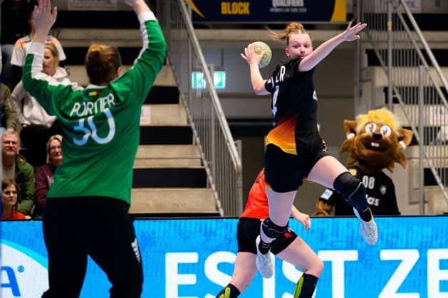 Handball, Frauen: EM-Qualifikation, Deutschland - Belgien, 2. Runde, Gruppe 3, 6. Spieltag v.li. Paule Portier (Belgien), Jana Walther (Deutschland) Hamm Westpress Arena Nordrhein-Westfalen Deutschland