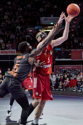 Deutsche Basketball Bundesliga (BBL), FC Bayern München Basketball vs NINERS Chemnitz, München FC Bayern Basketball, NINERS Chemnitz, 2026-04-12 in München (SAP Garden) GIFFEY Niels (FC Bayern München Basketball Small Forward (SF) Nr5-FCBB5), DAVIS Corey (NINERS Chemnitz Point Guard (PG) Nr5-CHE5) sportworld München SAP Garden Bayern Deutschland