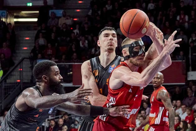 Deutsche Basketball Bundesliga (BBL), FC Bayern München Basketball vs NINERS Chemnitz, München FC Bayern Basketball, NINERS Chemnitz, 2026-04-12 in München (SAP Garden) GIFFEY Niels (FC Bayern München Basketball Small Forward (SF) Nr5-FCBB5), DAVIS Corey (NINERS Chemnitz Point Guard (PG) Nr5-CHE5) sportworld München SAP Garden Bayern Deutschland