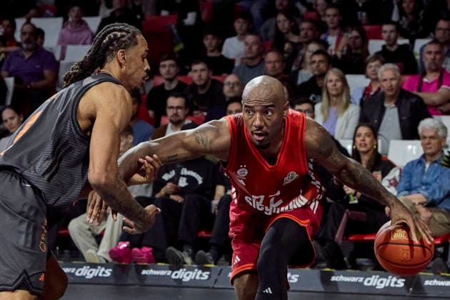 Deutsche Basketball Bundesliga (BBL), FC Bayern München Basketball vs NINERS Chemnitz, München FC Bayern Basketball, NINERS Chemnitz, 2026-04-12 in München (SAP Garden) MIKE Isiaha (FC Bayern München Basketball Power Forward (PF) Nr22-FCBB22), YEBO Kevin (NINERS Chemnitz Power Forward (PF) Nr0-CHE0) sportworld München SAP Garden Bayern Deutschland