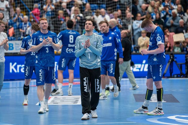 TBV Lemgo Lippe (GER) vs. Fuechse Berlin (GER), Handball, Daikin Handball Bundesliga, 28. Spieltag, 12.4.2026, Saision 2025 2026, Lemgo Constantin Moestl (TBV Lemgo Lippe, 01) bedankt sich bei den Zuschauern Lemgo Phoenix Contact Arena Deutschland