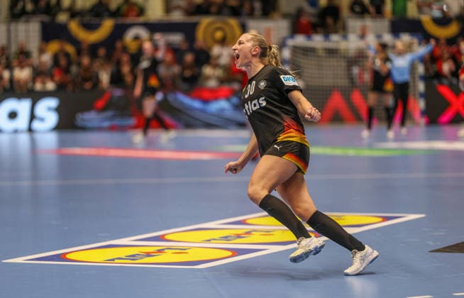 GER, Hamm, Deutschland vs Belgien, EHF EURO Qualifiers, Handball, EHF, Spielzeit 2025 2026, WESTPRESS arena, 6. Spieltag im Bild: Jenny Behrend (Deutschland Handball Frauen 30), Tor, Jubel und Freude, Emotionen DFB DFL REGULATIONS PROHIBIT ANY USE OF PHOTOGRAPHS AS IMAGE SEQUENCES AND OR QUASI-VIDEO, 12.04.2026 Copyright: HMBxMedia HendrikxHamelau