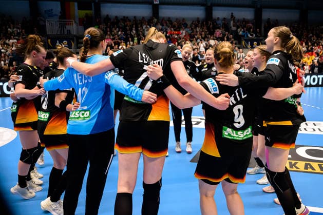 Handball, Frauen: EM-Qualifikation, Deutschland - Belgien, 2. Runde, Gruppe 3, 6. Spieltag die Mannschaft von Deutschland Schlussjubel Schlußjubel Emotion Freude Hamm Westpress Arena Nordrhein-Westfalen Deutschland