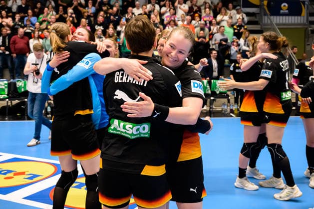 Handball, Frauen: EM-Qualifikation, Deutschland - Belgien, 2. Runde, Gruppe 3, 6. Spieltag Alina Grijseels (Deutschland), Lisa Antl (Deutschland) Schlussjubel Schlußjubel Emotion Freude Hamm Westpress Arena Nordrhein-Westfalen Deutschland