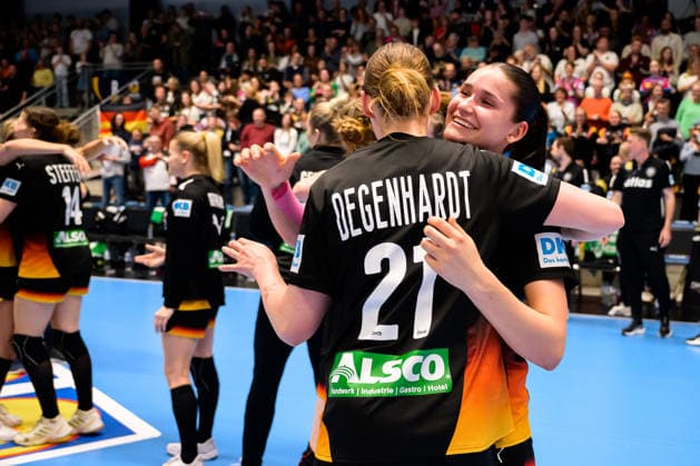 Handball, Frauen: EM-Qualifikation, Deutschland - Belgien, 2. Runde, Gruppe 3, 6. Spieltag Lena Degenhardt (Deutschland), Chiara Rohr (Deutschland) Schlussjubel Schlußjubel Emotion Freude Hamm Westpress Arena Nordrhein-Westfalen Deutschland