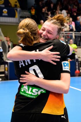 Handball, Frauen: EM-Qualifikation, Deutschland - Belgien, 2. Runde, Gruppe 3, 6. Spieltag Lisa Antl (Deutschland), Jana Walther (Deutschland) Schlussjubel Schlußjubel Emotion Freude Hamm Westpress Arena Nordrhein-Westfalen Deutschland