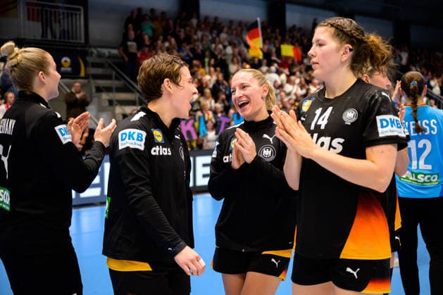 Handball, Frauen: EM-Qualifikation, Deutschland - Belgien, 2. Runde, Gruppe 3, 6. Spieltag Alina Grijseels (Deutschland), Jenny Behrend (Deutschland), Marie Steffen (Deutschland) Schlussjubel Schlußjubel Emotion Freude Hamm Westpress Arena Nordrhein-Westfalen Deutschland