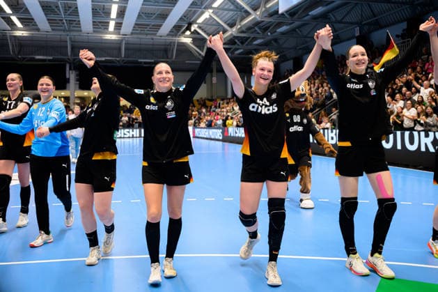 Handball, Frauen: EM-Qualifikation, Deutschland - Belgien, 2. Runde, Gruppe 3, 6. Spieltag v.li. Jenny Behrend (Deutschland), Jana Walther (Deutschland), Nieke Kühne Kuehne (Deutschland) Schlussjubel Schlußjubel Emotion Freude Hamm Westpress Arena Nordrhein-Westfalen Deutschland