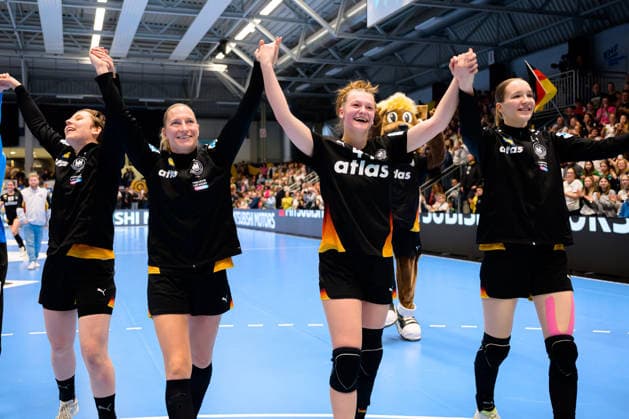 Handball, Frauen: EM-Qualifikation, Deutschland - Belgien, 2. Runde, Gruppe 3, 6. Spieltag Jenny Behrend (Deutschland), Jana Walther (Deutschland) Schlussjubel Schlußjubel Emotion Freude Hamm Westpress Arena Nordrhein-Westfalen Deutschland