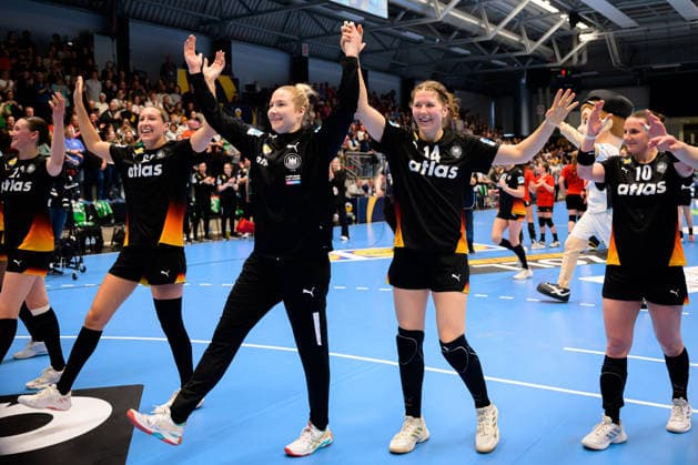 Handball, Frauen: EM-Qualifikation, Deutschland - Belgien, 2. Runde, Gruppe 3, 6. Spieltag v.li. Dana Bleckmann (Deutschland), Torhueterin Katharina Filter (Deutschland), Marie Steffen (Deutschland) Schlussjubel Schlußjubel Emotion Freude Hamm Westpress Arena Nordrhein-Westfalen Deutschland