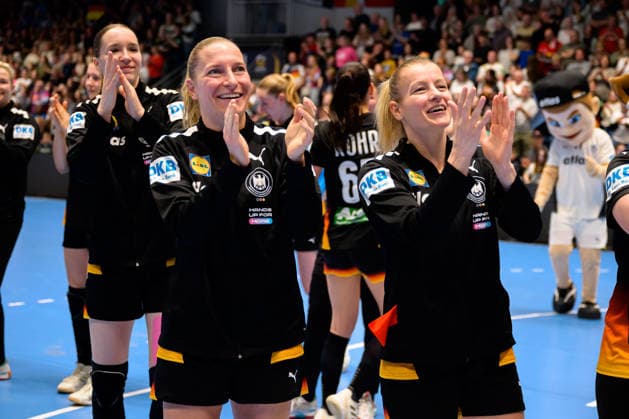 Handball, Frauen: EM-Qualifikation, Deutschland - Belgien, 2. Runde, Gruppe 3, 6. Spieltag Jenny Behrend (Deutschland), Antje Döll Doell (Deutschland) Schlussjubel Schlußjubel Emotion Freude Hamm Westpress Arena Nordrhein-Westfalen Deutschland