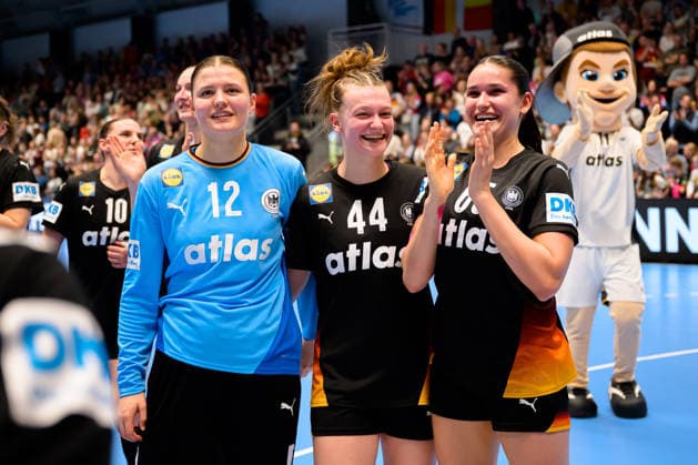 Handball, Frauen: EM-Qualifikation, Deutschland - Belgien, 2. Runde, Gruppe 3, 6. Spieltag v.li. Torhueterin Marie Weiss (Deutschland), Jana Walther (Deutschland), Chiara Rohr (Deutschland) Schlussjubel Schlußjubel Emotion Freude Hamm Westpress Arena Nordrhein-Westfalen Deutschland