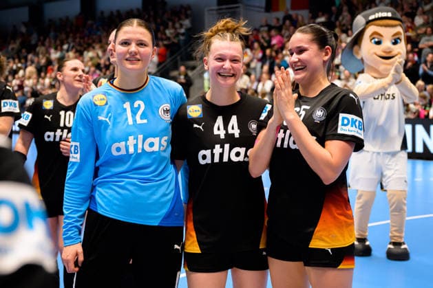 Handball, Frauen: EM-Qualifikation, Deutschland - Belgien, 2. Runde, Gruppe 3, 6. Spieltag v.li. Torhueterin Marie Weiss (Deutschland), Jana Walther (Deutschland), Chiara Rohr (Deutschland) Schlussjubel Schlußjubel Emotion Freude Hamm Westpress Arena Nordrhein-Westfalen Deutschland