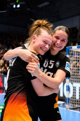 Handball, Frauen: EM-Qualifikation, Deutschland - Belgien, 2. Runde, Gruppe 3, 6. Spieltag Jana Walther (Deutschland), Chiara Rohr (Deutschland) lachend laechelnd gut gelaunt grinst grinsend Hamm Westpress Arena Nordrhein-Westfalen Deutschland