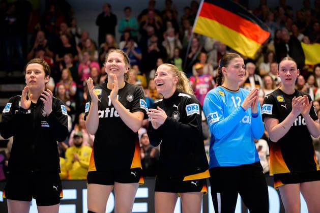 Handball, Frauen: EM-Qualifikation, Deutschland - Belgien, 2. Runde, Gruppe 3, 6. Spieltag v.li. Alina Grijseels (Deutschland), Marie Steffen (Deutschland), Jenny Behrend (Deutschland), Torhueterin Marie Weiss (Deutschland) Schlussjubel Schlußjubel Emotion Freude Hamm Westpress Arena Nordrhein-Westfalen Deutschland