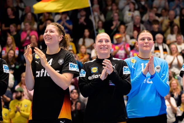 Handball, Frauen: EM-Qualifikation, Deutschland - Belgien, 2. Runde, Gruppe 3, 6. Spieltag v.li. Marie Steffen (Deutschland), Jenny Behrend (Deutschland), Torhueterin Marie Weiss (Deutschland) Schlussjubel Schlußjubel Emotion Freude Hamm Westpress Arena Nordrhein-Westfalen Deutschland