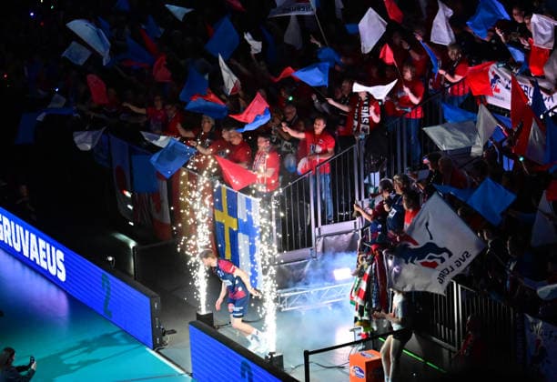 GER; 1.VBL, Play Off Halbfinale, SVG Lueneburg vs SWD Powervolleys Dueren 12.04.2026, GER; 1. VBL, PLay Off Halbfinale, SVG Lueneburg vs SWD Powervolleys Dueren, im Bild Feature der Lueneburger Fanblock beim einlaufen der Mannschaft