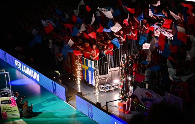 GER; 1.VBL, Play Off Halbfinale, SVG Lueneburg vs SWD Powervolleys Dueren 12.04.2026, GER; 1. VBL, PLay Off Halbfinale, SVG Lueneburg vs SWD Powervolleys Dueren, im Bild Feature der Lueneburger Fanblock beim einlaufen der Mannschaft