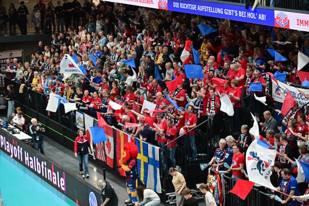 GER; 1.VBL, Play Off Halbfinale, SVG Lueneburg vs SWD Powervolleys Dueren 12.04.2026, GER; 1. VBL, PLay Off Halbfinale, SVG Lueneburg vs SWD Powervolleys Dueren, im Bild der Lueneburger Fanblock