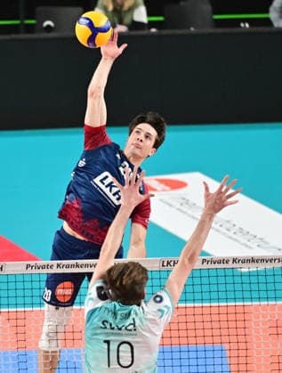 GER; 1.VBL, Play Off Halbfinale, SVG Lueneburg vs SWD Powervolleys Dueren 12.04.2026, GER; 1. VBL, PLay Off Halbfinale, SVG Lueneburg vs SWD Powervolleys Dueren, im Bild Ethan Champlin (SVG 20) versucht sich gegen Petteri Samuli Tyynismaa (Dueren 10) durchzusetzen