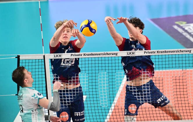GER; 1.VBL, Play Off Halbfinale, SVG Lueneburg vs SWD Powervolleys Dueren 12.04.2026, GER; 1. VBL, PLay Off Halbfinale, SVG Lueneburg vs SWD Powervolleys Dueren, im Bild Ryan Poole (Dueren 19) versucht sich gegen Axel Valentin Enlund (SVG 17) und Cole Matthew Young (SVG 8) durchzusetzen
