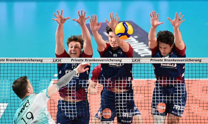 GER; 1.VBL, Play Off Halbfinale, SVG Lueneburg vs SWD Powervolleys Dueren 12.04.2026, GER; 1. VBL, PLay Off Halbfinale, SVG Lueneburg vs SWD Powervolleys Dueren, im Bild Ryan Poole (Dueren 19) versucht sich gegen Santeri Välimaa Santeri Vaelimaa (SVG 12), Cole Matthew Young (SVG 8) und Ethan Champlin (SVG 20) durchzusetzen