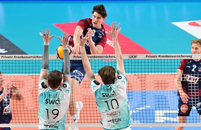 GER; 1.VBL, Play Off Halbfinale, SVG Lueneburg vs SWD Powervolleys Dueren 12.04.2026, GER; 1. VBL, PLay Off Halbfinale, SVG Lueneburg vs SWD Powervolleys Dueren, im Bild Ryan Poole (Dueren 19) und Petteri Samuli Tyynismaa (Dueren 10) versuchen sich gegen Cole Matthew Young (SVG 8) durchzusetzen
