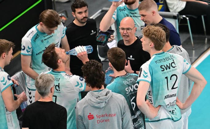 GER; 1.VBL, Play Off Halbfinale, SVG Lueneburg vs SWD Powervolleys Dueren 12.04.2026, GER; 1. VBL, PLay Off Halbfinale, SVG Lueneburg vs SWD Powervolleys Dueren, im Bild Christophe Achten (Coach Dueren) spricht mit seiner Mannschaft