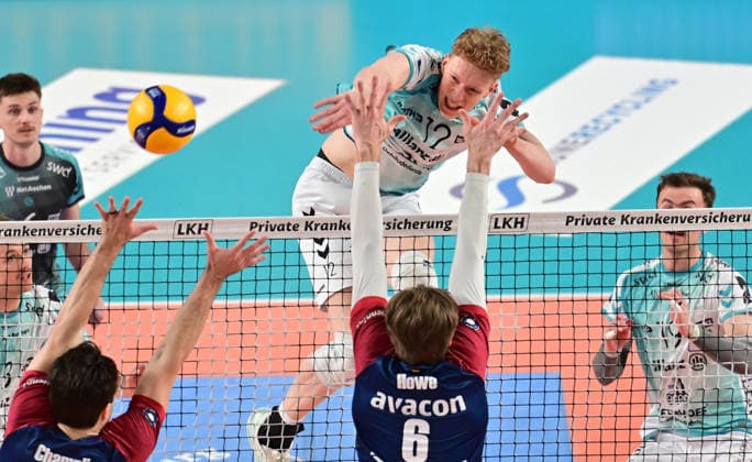 GER; 1.VBL, Play Off Halbfinale, SVG Lueneburg vs SWD Powervolleys Dueren 12.04.2026, GER; 1. VBL, PLay Off Halbfinale, SVG Lueneburg vs SWD Powervolleys Dueren, im Bild Siebe Korenblek (Dueren 12) versucht sich gegen Ethan Champlin (SVG 20) und Jackson Clifford Howe (SVG 6) durchzusetzen