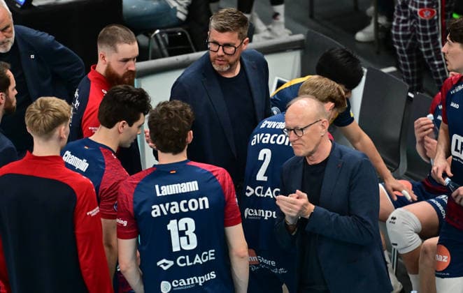 GER; 1.VBL, Play Off Halbfinale, SVG Lueneburg vs SWD Powervolleys Dueren 12.04.2026, GER; 1. VBL, PLay Off Halbfinale, SVG Lueneburg vs SWD Powervolleys Dueren, im Bild Stefan Hübner Stefan Huebner (Coach Lueneburg) spricht mit seiner Mannschaft