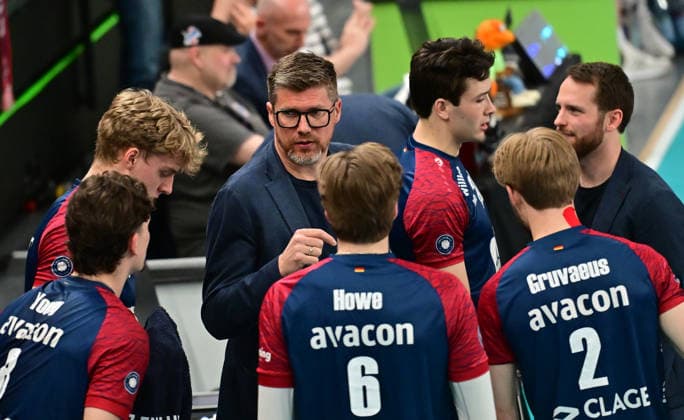 GER; 1.VBL, Play Off Halbfinale, SVG Lueneburg vs SWD Powervolleys Dueren 12.04.2026, GER; 1. VBL, PLay Off Halbfinale, SVG Lueneburg vs SWD Powervolleys Dueren, im Bild Stefan Hübner Stefan Huebner (Coach Lueneburg) spricht mit seiner Mannschaft