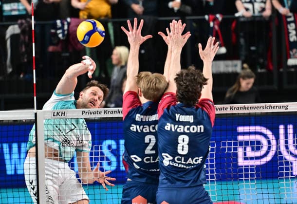 GER; 1.VBL, Play Off Halbfinale, SVG Lueneburg vs SWD Powervolleys Dueren 12.04.2026, GER; 1. VBL, PLay Off Halbfinale, SVG Lueneburg vs SWD Powervolleys Dueren, im Bild Jordan Alexander Canham (Dueren 07) versucht sich gegen Nico Wegner (Dueren 2) und Cole Matthew Young (SVG 8) durchzusetzen