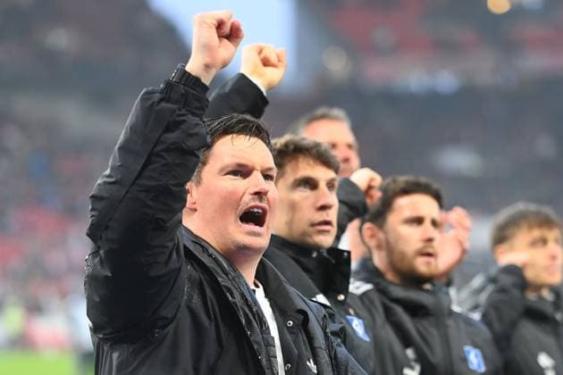 Merlin POLZIN (Trainer Hamburger SV) nach Spielende, vor dem Hamburger Fanblock mit geballter Faust, Fussball 1. Bundesliga Saison 2025 2026, 29.Spieltag, Spieltag29 VfB Stuttgart - Hamburger SV 4-0 am 12.04.2026 MHP ARENA.