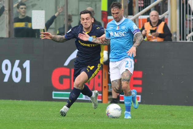 Parma Calcio 1913 v SSC Napoli - Serie A Matteo Politano of SSC Napoli competes for the ball with Emanuele Valeri of Parma AC during the Serie A match between Parma Calcio and SSC Napoli at New Balance Arena in Parma, Italy, on April 12, 2026. Parma Italy  Copyright: xDavidexCasentinix originalFilename:casentini-parmacal260412_np692.jpg