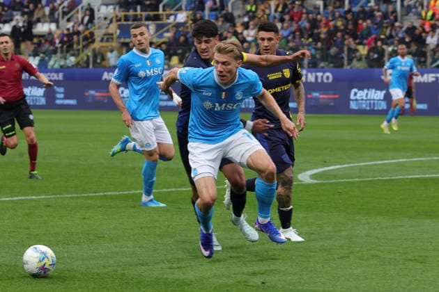 Parma Calcio 1913 v SSC Napoli - Serie A Rasmus Hojlund of SSC Napoli competes for the ball with Mariano Troilo of Parma AC during the Serie A match between Parma Calcio and SSC Napoli at New Balance Arena in Parma, Italy, on April 12, 2026. Parma Italy  Copyright: xDavidexCasentinix originalFilename:casentini-parmacal260412_npryi.jpg