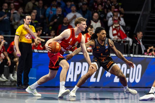GER, easy-Credit Basketball-Bundesliga, FC Bayern München Basketball - Niners Chemnitz. 12.04.2026, BMW Park, München, GER, easy-Credit Basketball-Bundesliga, FC Bayern München Basketball - Niners Chemnitz. Justus Hollatz (FC Bayern München Basketball 21), Nike Sibande (Niners Chemnitz, 2) Foto Alexander Trienitz München BMW Park Bayern Deutschland