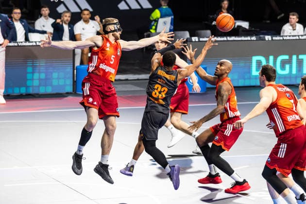 GER, easy-Credit Basketball-Bundesliga, FC Bayern München Basketball - Niners Chemnitz. 12.04.2026, BMW Park, München, GER, easy-Credit Basketball-Bundesliga, FC Bayern München Basketball - Niners Chemnitz. Eric Washington (Niners Chemnitz, 33), Niels Giffey (FC Bayern München Basketball 5) Foto Alexander Trienitz München BMW Park Bayern Deutschland