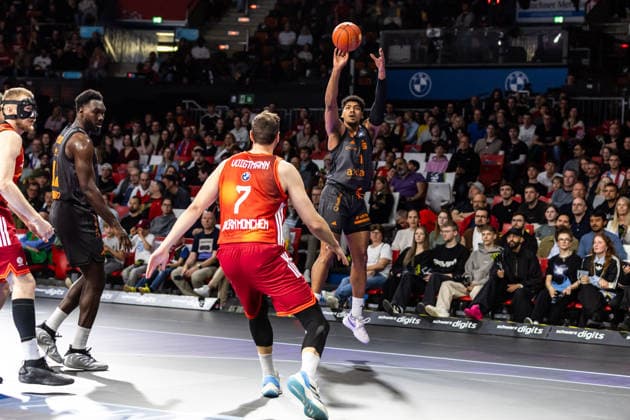 GER, easy-Credit Basketball-Bundesliga, FC Bayern München Basketball - Niners Chemnitz. 12.04.2026, BMW Park, München, GER, easy-Credit Basketball-Bundesliga, FC Bayern München Basketball - Niners Chemnitz. Kostja Mushidi (Niners Chemnitz, 11), Johannes Voigtmann (FC Bayern München Basketball 7) Foto Alexander Trienitz München BMW Park Bayern Deutschland