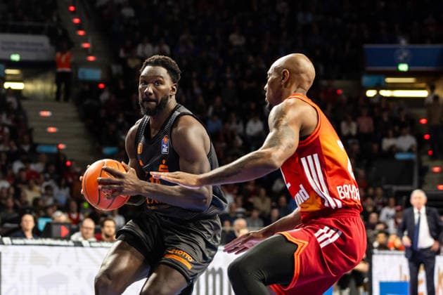 GER, easy-Credit Basketball-Bundesliga, FC Bayern München Basketball - Niners Chemnitz. 12.04.2026, BMW Park, München, GER, easy-Credit Basketball-Bundesliga, FC Bayern München Basketball - Niners Chemnitz. Amadou Sow (Niners Chemnitz, 12), Isiaha Mike (FC Bayern München Basketball 22) Foto Alexander Trienitz München BMW Park Bayern Deutschland