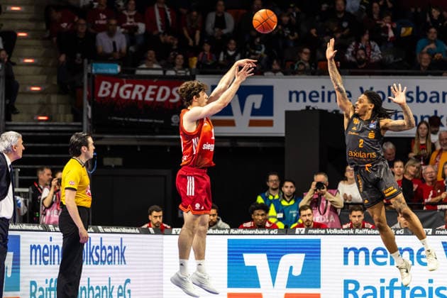 GER, easy-Credit Basketball-Bundesliga, FC Bayern München Basketball - Niners Chemnitz. 12.04.2026, BMW Park, München, GER, easy-Credit Basketball-Bundesliga, FC Bayern München Basketball - Niners Chemnitz. Justinian Jessup (FC Bayern München Basketball 10), Nike Sibande (Niners Chemnitz, 2) Foto Alexander Trienitz München BMW Park Bayern Deutschland