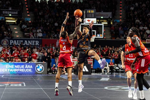 GER, easy-Credit Basketball-Bundesliga, FC Bayern München Basketball - Niners Chemnitz. 12.04.2026, BMW Park, München, GER, easy-Credit Basketball-Bundesliga, FC Bayern München Basketball - Niners Chemnitz. Kostja Mushidi (Niners Chemnitz, 11), Xavier Rathan-Mayes (FC Bayern München Basketball 4) Foto Alexander Trienitz München BMW Park Bayern Deutschland