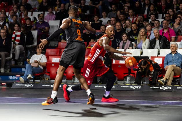 GER, easy-Credit Basketball-Bundesliga, FC Bayern München Basketball - Niners Chemnitz. 12.04.2026, BMW Park, München, GER, easy-Credit Basketball-Bundesliga, FC Bayern München Basketball - Niners Chemnitz. Isiaha Mike (FC Bayern München Basketball 22), John Edward Newman III (Niners Chemnitz, 9) Foto Alexander Trienitz München BMW Park Bayern Deutschland