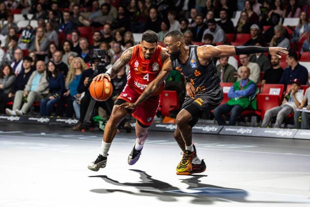 GER, easy-Credit Basketball-Bundesliga, FC Bayern München Basketball - Niners Chemnitz. 12.04.2026, BMW Park, München, GER, easy-Credit Basketball-Bundesliga, FC Bayern München Basketball - Niners Chemnitz. Xavier Rathan-Mayes (FC Bayern München Basketball 4), John Edward Newman III (Niners Chemnitz, 9) Foto Alexander Trienitz München BMW Park Bayern Deutschland