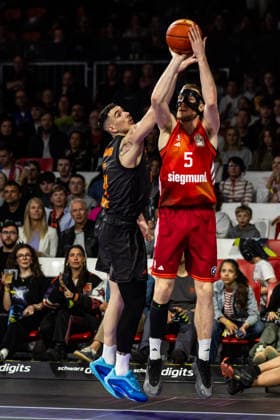 GER, easy-Credit Basketball-Bundesliga, FC Bayern München Basketball - Niners Chemnitz. 12.04.2026, BMW Park, München, GER, easy-Credit Basketball-Bundesliga, FC Bayern München Basketball - Niners Chemnitz. Niels Giffey (FC Bayern München Basketball 5), Yordan Minchev (Niners Chemnitz, 91) Foto Alexander Trienitz München BMW Park Bayern Deutschland