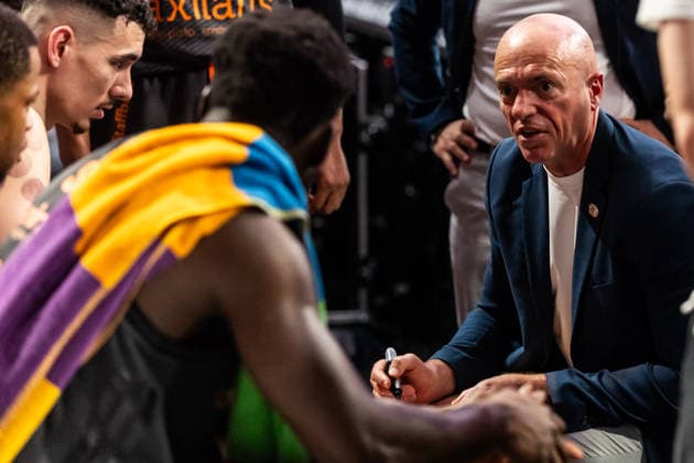 GER, easy-Credit Basketball-Bundesliga, FC Bayern München Basketball - Niners Chemnitz. 12.04.2026, BMW Park, München, GER, easy-Credit Basketball-Bundesliga, FC Bayern München Basketball - Niners Chemnitz. Rodrigo Pastore (Head Coach), Niners Chemnitz spricht mit seinen Spielern Foto Alexander Trienitz München BMW Park Bayern Deutschland