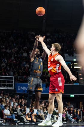 GER, easy-Credit Basketball-Bundesliga, FC Bayern München Basketball - Niners Chemnitz. 12.04.2026, BMW Park, München, GER, easy-Credit Basketball-Bundesliga, FC Bayern München Basketball - Niners Chemnitz. Corey Davis Jr. (Niners Chemnitz, 5), Justus Hollatz (FC Bayern München Basketball 21) Foto Alexander Trienitz München BMW Park Bayern Deutschland