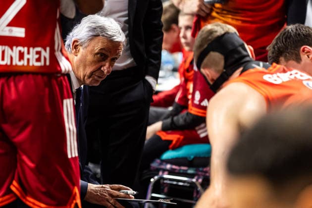 GER, easy-Credit Basketball-Bundesliga, FC Bayern München Basketball - Niners Chemnitz. 12.04.2026, BMW Park, München, GER, easy-Credit Basketball-Bundesliga, FC Bayern München Basketball - Niners Chemnitz. Svetislav Pesic (Head-Coach FC Bayern München Basketball) spricht mit seinen Spielern Foto Alexander Trienitz München BMW Park Bayern Deutschland