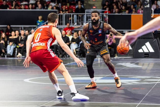 GER, easy-Credit Basketball-Bundesliga, FC Bayern München Basketball - Niners Chemnitz. 12.04.2026, BMW Park, München, GER, easy-Credit Basketball-Bundesliga, FC Bayern München Basketball - Niners Chemnitz. Corey Davis Jr. (Niners Chemnitz, 5), Nenad Dimitrijevic (FC Bayern München Basketball 0) Foto Alexander Trienitz München BMW Park Bayern Deutschland
