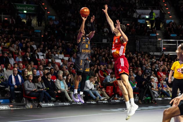 GER, easy-Credit Basketball-Bundesliga, FC Bayern München Basketball - Niners Chemnitz. 12.04.2026, BMW Park, München, GER, easy-Credit Basketball-Bundesliga, FC Bayern München Basketball - Niners Chemnitz. David McCormack (FC Bayern München Basketball 33), Vladimir LuÄiÄ‡ Vladimir Lucic (FC Bayern München Basketball 11) Foto Alexander Trienitz München BMW Park Bayern Deutschland